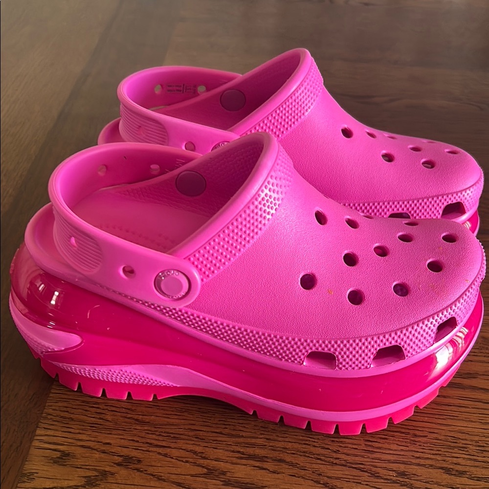 Women pink crocs